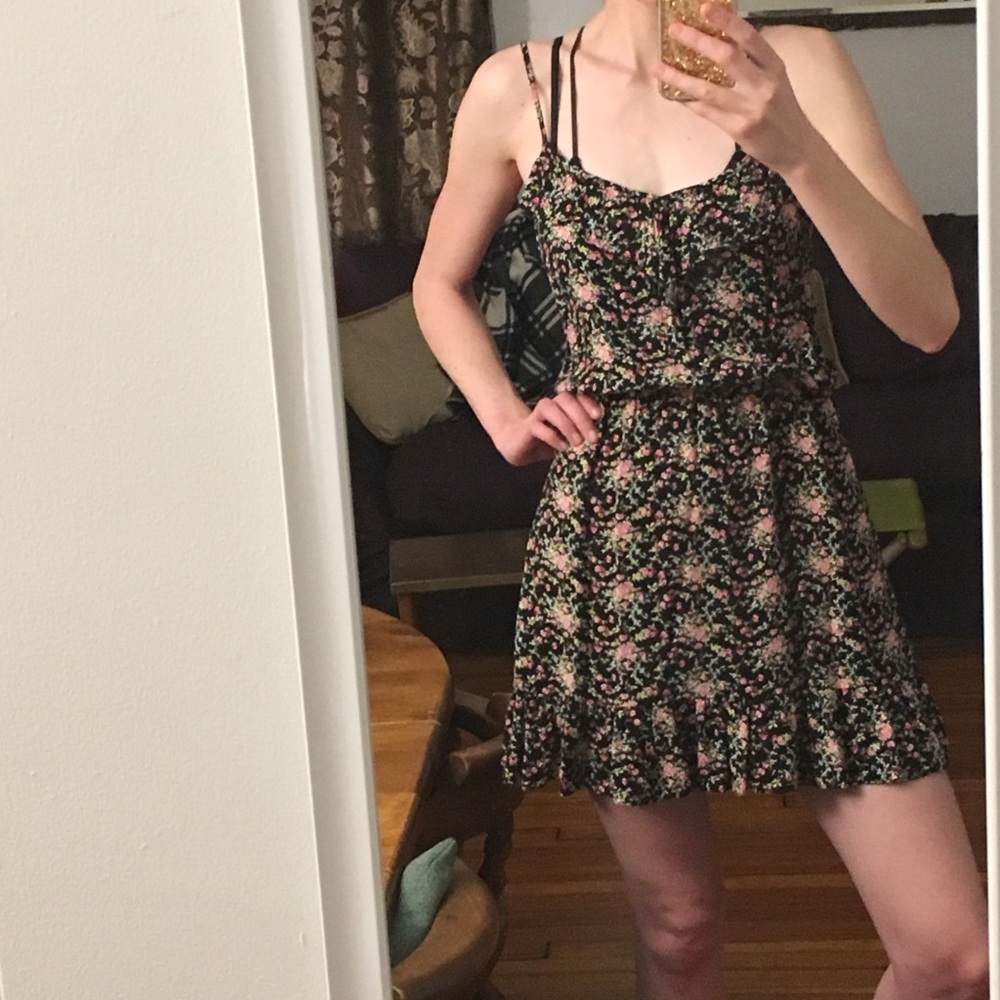 Ruffly floral spring dress. 🌷🌼 Make an offer.